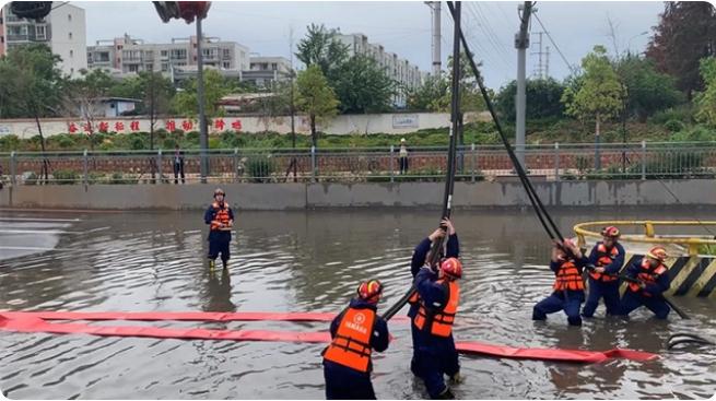 麒麟區遭暴雨突襲|部分道路積水嚴重，消防緊急排澇解憂