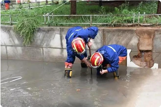 麒麟區遭暴雨突襲|部分道路積水嚴重，消防緊急排澇解憂