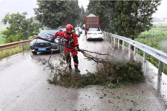 麒麟區遭暴雨突襲|部分道路積水嚴重，消防緊急排澇解憂